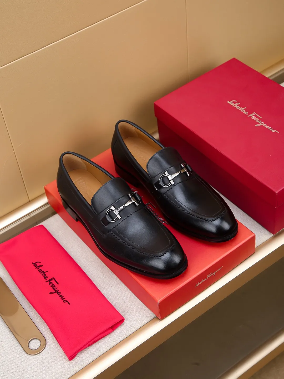 Men's shoes 💰460 🕷🕷🐂【Ferragamo】Ferragamo Popular fashionable leather shoes🇨🇳Official website counter 1:1 production, original mold opening💯Good quality can be seen, imported high-end first-layer waxed calfskin, water-dyed🐂leather lining🌿very clear texture, high-quality waterproof, non-slip and wear-resistant outsole🎋high quality and low price, truly handmade🍓colors available! Code number 39-44......(38.45.46.47 customized)